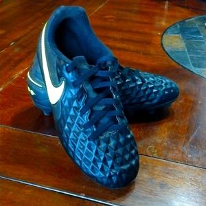 Pre-owned Nike Boys Tiempo Black US 5Y Plastic Athletic Soccer Cleats Lace Up
